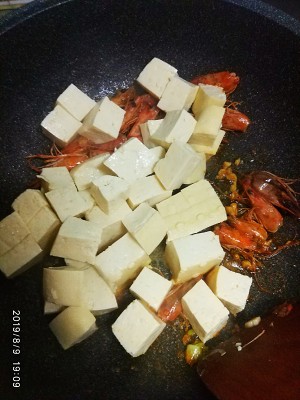 殻付きの新鮮なエビの豆腐のバオの実践測定4 