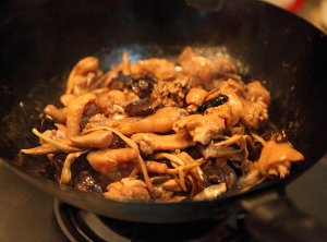 The practice measure of chicken of dried mushrooms stew 8