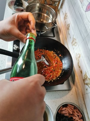 ご飯といっしょの料理いくつかのホットスパイスのいずれかの2つのチョップの魚の頭の練習対策 植物9 