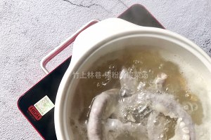 豚のピンクの腸5の漬け白菜のスープの実践測定