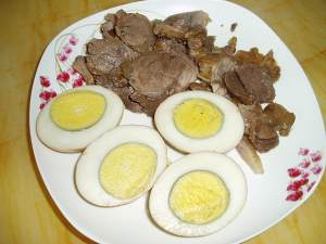 にがり豚の足は、肉の柔らかい子供の練習尺度4