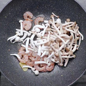 Shelled fresh shrimps of bacterium stay of proceedings the practice measure of 3 fresh boiling water 3