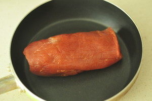 生理食塩水の法則が汚れていると、シャシャソース1に合うように豚のヤナギを焼くことができます。