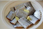 The practice measure of hairtail of braise in soy sauce 1