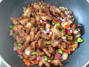 ローストトウガラシと塩で作られた調味料の豚の軟骨の実践の測定9
