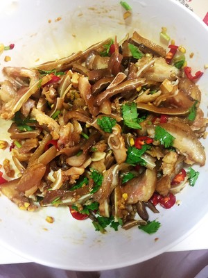 The practice measure of ear of pig of cold and dressed with sause 5