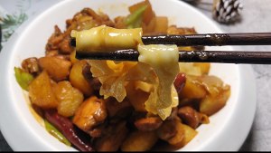 The practice measure of grail chicken noodles served with soy sauce 3