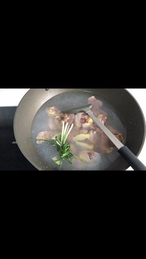 The practice measure of the chicken of Chinese chestnut Xianggu mushroom that stew 2