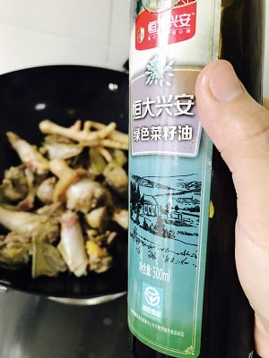 The practice measure of the chicken of the Hakkas yellow rice or millet wine that boil 5