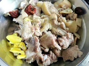 唐辛子豚の腹の鶏（豚の腹部に鶏肉を含む）練習対策1