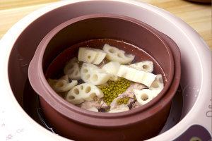 Pig of gram of lotus lotus root extends boiling water - violet arenaceous the practice measure that has given to feed 3