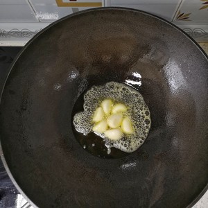 The practice measure of bake corn or millet cakes on a pan of ground boiler chicken 5