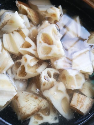 The practice measure of soup of cartilage of pig of lotus lotus root 3