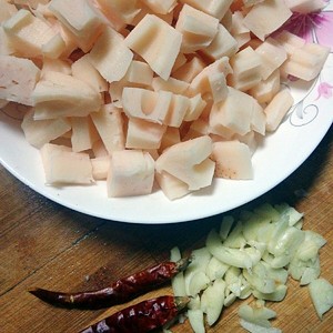 The practice measure that boil in water for a while fries lotus root man 1