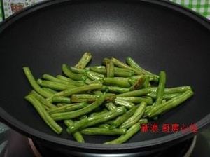 The practice measure of horn of beans of dry stir-fry before stewing 6