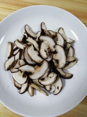 The practice measure of Xianggu mushroom slippery chicken 2