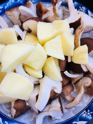 The practice measure of chicken of domestic edition yellow stew 2