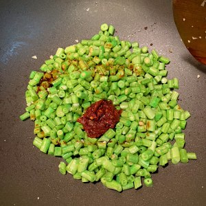 The practice measure that exceeds the thick broad-bean sauce of go with rice to fry cowpea 6