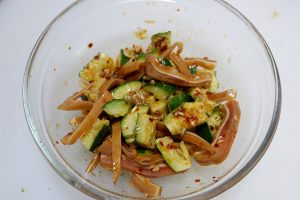 Sweet hot cucumber mixes the practice measure of pig ear 12