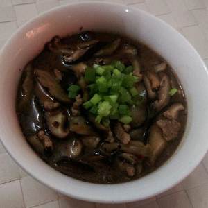 「秘密は、ソース豚腸2の豆またはサツマイモ澱粉から作られた麺または春雨を作る練習の動き」