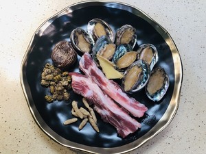 秋の日は美味しさを味わえます-高貴な茎の小さなアワビの豚の軟骨のシチュー デンドロビウム（2 – 3人portio）対策1 