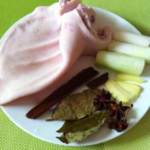The practice measure of fragile ear of pig of cold and dressed with sause 1