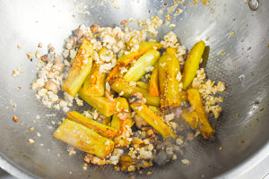 Bao of salty fish aubergine (dish of salty bright go with rice) practice measure 5