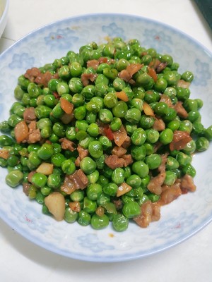 クイックワーカーの濃い緑色の豆が肉を炒める11