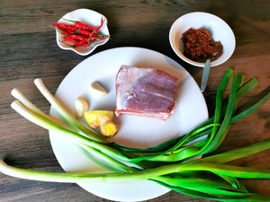 The practice measure that so good steaky pork fries with self-restrained fabaceous Chi sauce 1