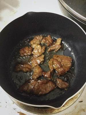 甘い煎じ汁の豚のスクラグの練習法4