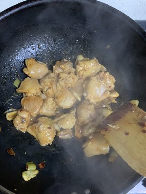 4を煮込んだ国産ジャガイモシャングーキノコの鶏肉の羽の練習対策