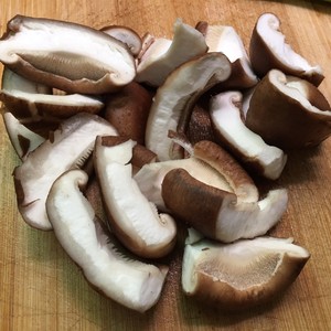 The practice measure of meal of Xianggu mushroom slippery chicken 3