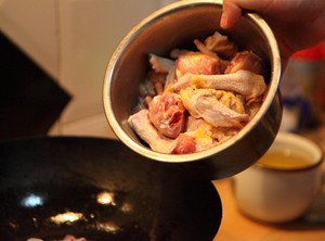 The practice measure of chicken of dried mushrooms stew 5