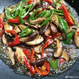   Xiangguキノコを唐辛子で炒める実践的な尺度9 