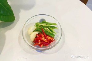 甘辛いイカ2を炒める実習を展開