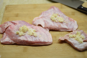 1を焼く美しい甘い豚のスクラグの練習尺度