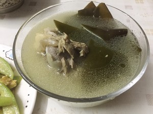 8を煮込んだ豚の大きな骨の昆布の頭のスープの実習尺度