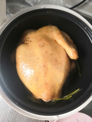 キッチンで調理するelectric炊きの鶏肉全体の練習対策 3 