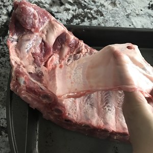 バーベキュー豚カルビのバーベキューリブの練習尺度3 