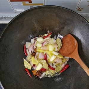 The practice measure of bake corn or millet cakes on a pan of ground boiler chicken 6