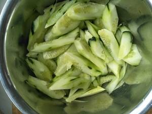 Cucumber mixes the practice measure of pig ear 1
