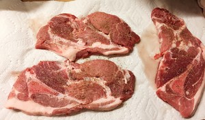 焼く豚の肩の肉の練習尺度を膨らませます2