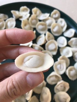 The practice measure of wonton of a shoe-shaped gold or silver ingot used as money in feudal China of raw ingredient chicken 6