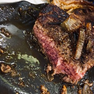 ペッパーローズマリービーフステーキの2番目は、小さな穴を開けた生の豚肉のRIB-EYEを殺します 各大きな洋風料理の宿[鉄の豚は手摘み]練習対策11 