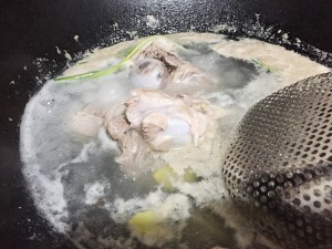 シチュー6を煮込んだ豚の大きな骨の昆布の頭のスープの実践尺度