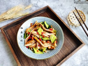 The cucumber that has get into the habit mixes the practice measure of pig ear 10