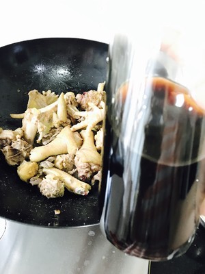 The practice measure of the chicken of the Hakkas yellow rice or millet wine that boil 9