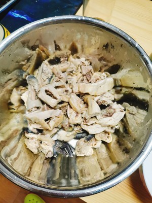 The practice measure of chicken of plain flavour cold and dressed with sause 1