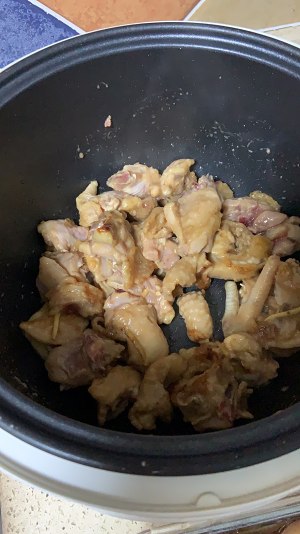 The practice measure of chicken of stew of dried mushrooms of electric meal Bao 3