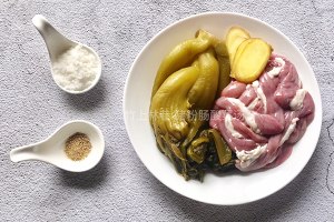 練習 豚のピンクの腸の漬け白菜のスープ1 